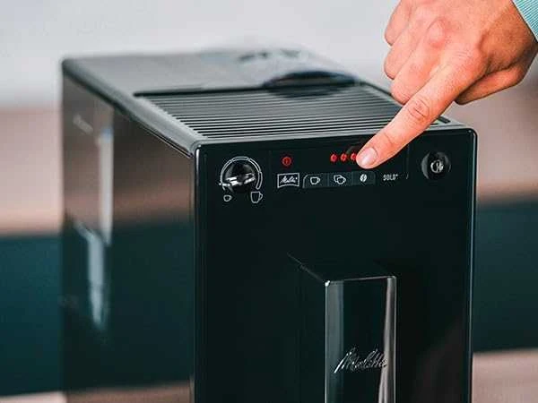 MELITTA automatinis kavos aparatas E950-101 solo, juoda-sidabro spalva