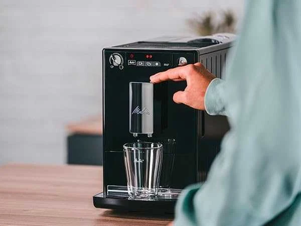 MELITTA automatinis kavos aparatas E950-101 solo, juoda-sidabro spalva