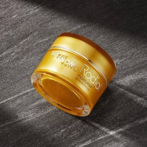 Rodial Bee Venom Moisturiser atgaivinantis ir stangrinantis veido kremas sausai / normaliai veido odai, 50 ml
