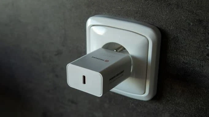 Swissten Premium 25W kelioninis įkroviklis USB-C PD 3.0
