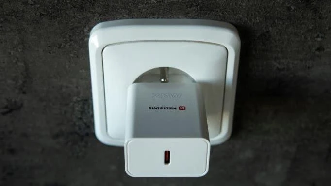 Swissten Premium 25W kelioninis įkroviklis USB-C PD 3.0