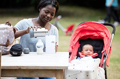 Tommee Tippee vandens šildytuvas lauke su kūdikiu