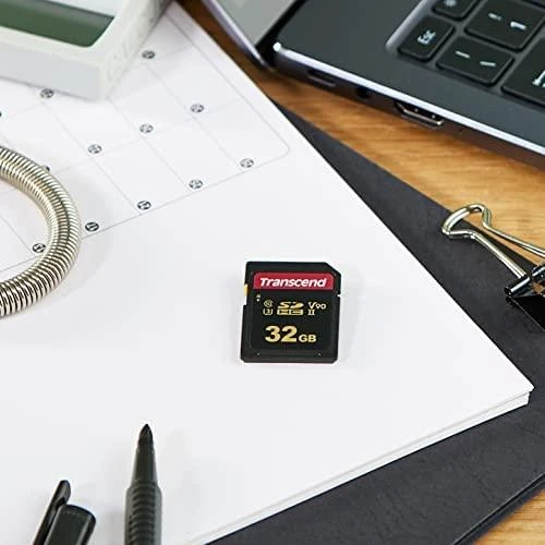 Transcend 32GB SD kortelė ant darbo stalo