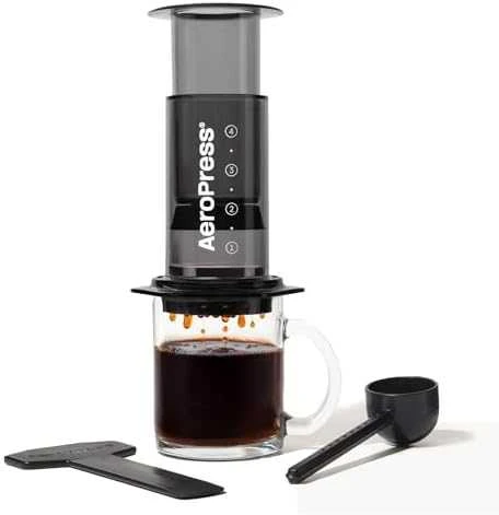 Aeropress Clear kavinukas su priedais ruošiant kavą
