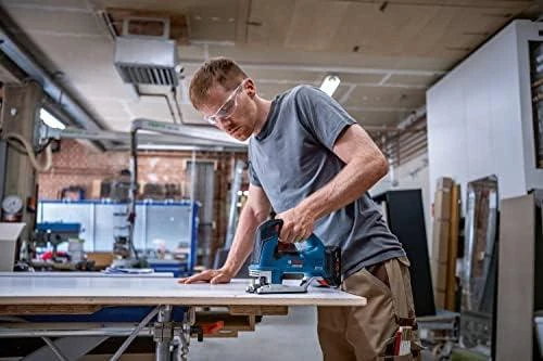 Bosch siaurapjūklis pjaunant plokštę dirbtuvėse