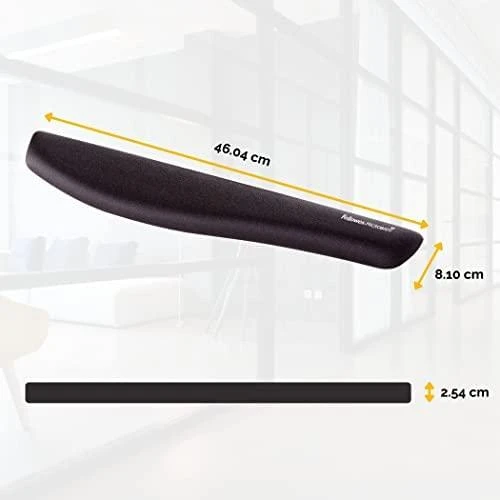 Fellowes PlushTouch juoda - priešais klaviatūrą