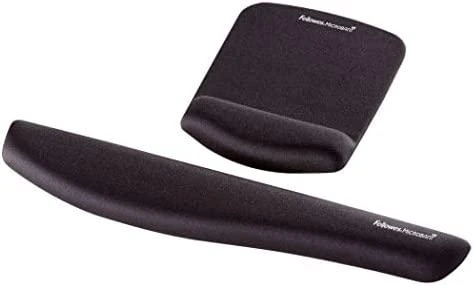 Fellowes PlushTouch juoda - priešais klaviatūrą