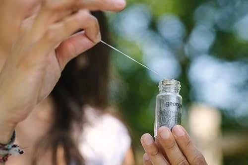 „Georganics“ dantų siūlas su medžio anglimi, 50 m