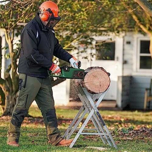 Bosch AdvancedChain pjūklas pjaunant rąstą