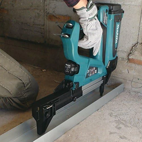Akumuliatorinis / dujinis viniakalis Makita GN420CLSE; 7,2 V; 2x1,0 Ah akum.