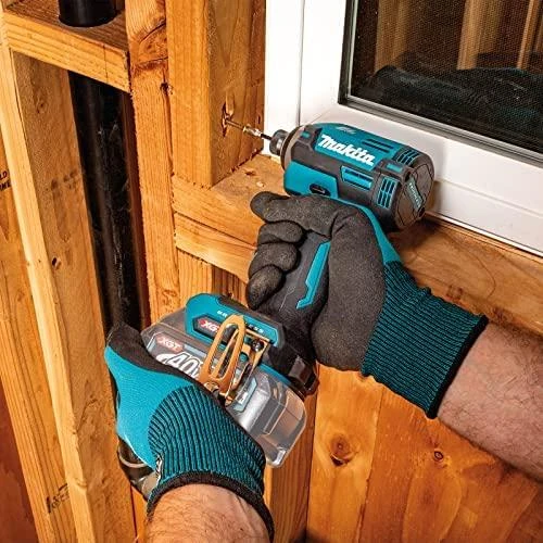 Makita TD003GZ suktuvas darbo procese
