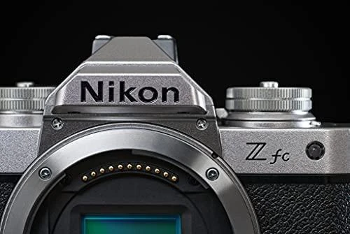 Nikon Z fc + NIKKOR Z 28mm f/2.8 (SE) (Sidabrinis)