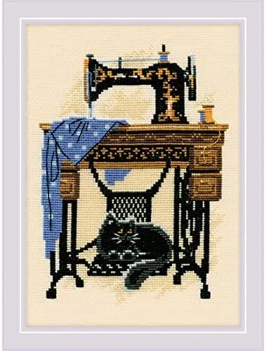 RIOLIS – Create It Yourself – Siuvinėjimo rinkinys „Katė prie siuvimo mašinos“ 857 (18x24 cm)