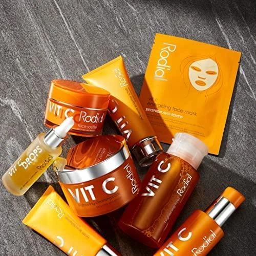 „Little Luxuries“ rinkinys „Rodial“: skaistinamasis veido gelis su vitaminu C, 20 ml + skaistinamoji pudra su vitaminu C, 15 ml + skaistinamasis tonikas su vitaminu C, 100 ml + energizuojanti veido kaukė su vitaminu C, 20 g