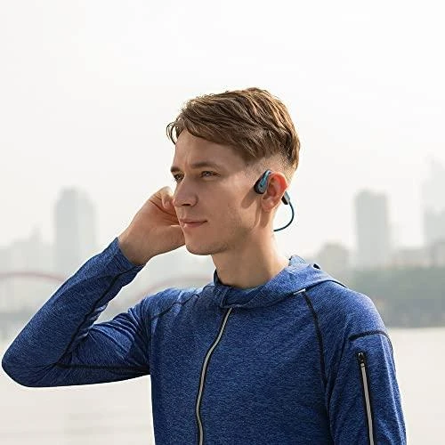 Shokz Open Move ausinės ant sportininko