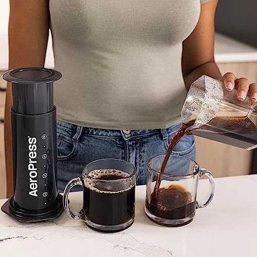 AeroPress XL su kavos ąsočiu ir puodeliais