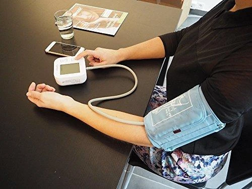 Kraujospūdžio matuoklis iHealth | Trasa | KN-550BT | Baltas/Mėlyna | Kraujospūdžio (sistolinio ir diastolinio) apskaičiavimas, Širdies susitraukimų dažnio skaičiavimas | 4 | Belaidis Bluetooth ryšys | Automatinis | Svoris 438 g