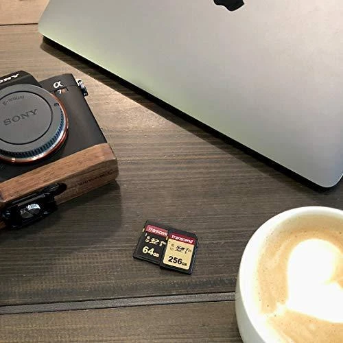Transcend 64GB atminties kortelė šalia fotoaparato