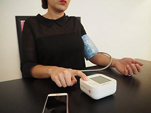 Kraujospūdžio matuoklis iHealth | Trasa | KN-550BT | Baltas/Mėlyna | Kraujospūdžio (sistolinio ir diastolinio) apskaičiavimas, Širdies susitraukimų dažnio skaičiavimas | 4 | Belaidis Bluetooth ryšys | Automatinis | Svoris 438 g