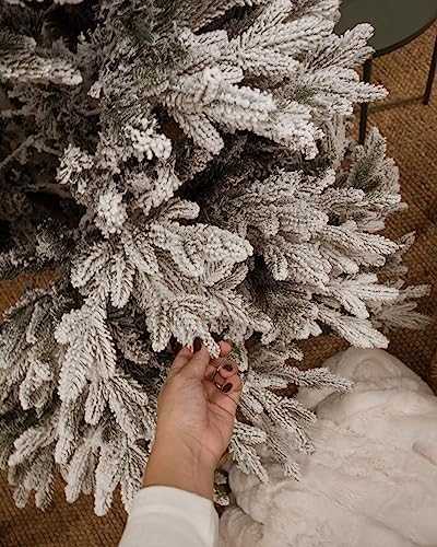 Beliani Apsnigta dirbtinė kalėdinė eglutė FORAKER 120 cm balta