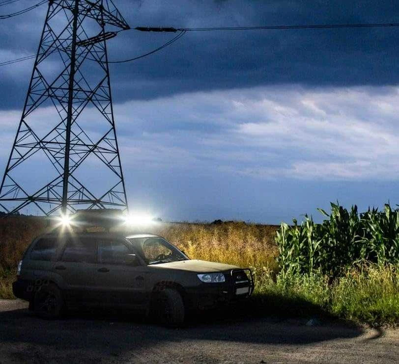 Amio LED panelinis žibintas šviečiantis ant automobilio stogo