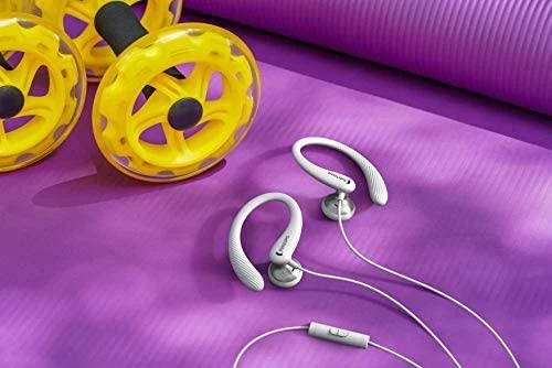 Philips TAA1105WT ausinės šalia sporto inventoriaus