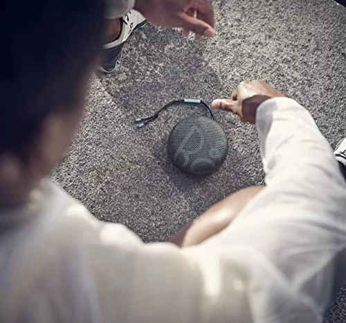 Bang & Olufsen Beosound A1 2nd Gen Nešiojama belaidė Bluetooth kolonėlė su balso asistentu, Juodos antracito/mėlynos spalvos