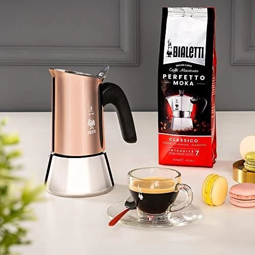Bialetti Venus Bronze kavinukas su kava ir desertu