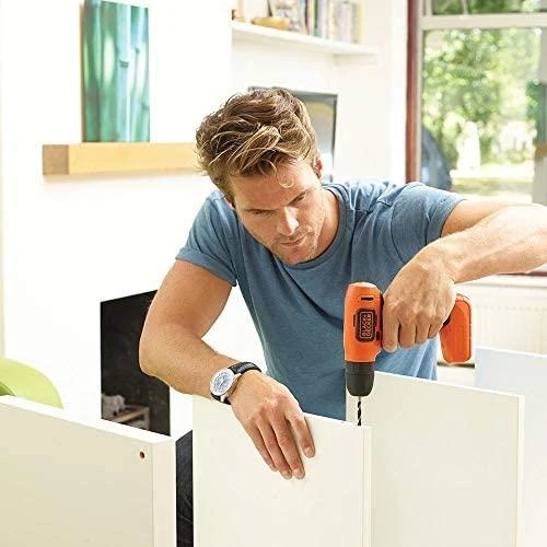 Black & Decker akumuliatorinis suktuvas naudojimo metu