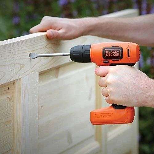 Black & Decker akumuliatorinis suktuvas naudojimo procese