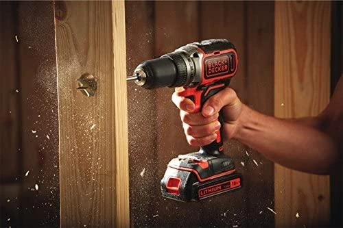 Black & Decker akumuliatorinis suktuvas gręžimo procese