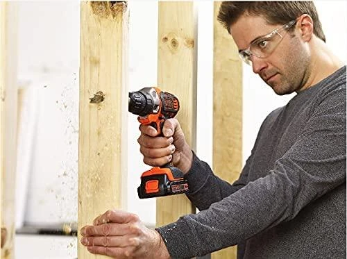Black & Decker suktuvas gręžiant medinę konstrukciją