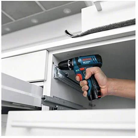 Bosch GSB 12V-15 suktuvas atliekant montavimo darbus
