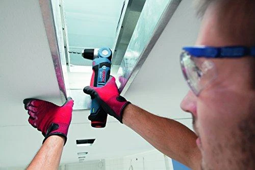 Kampinis gręžtuvas Bosch GWB 12V-10 darbo procese