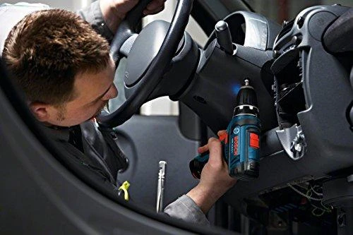 Bosch GSR 12V-15 suktuvas atliekant automobilio remonto darbus