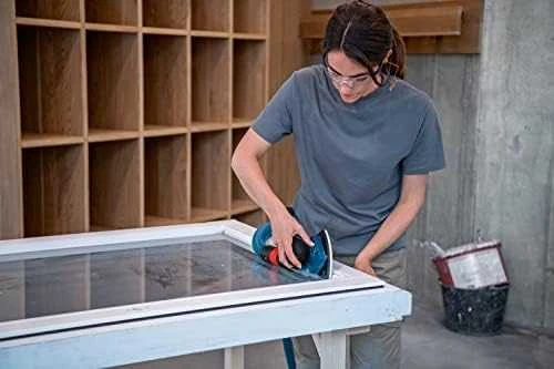 Bosch GSS 12V-13 šlifuoklis dirbant su mediniu rėmu
