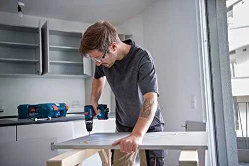 Bosch akumuliatorinis gręžtuvas darbo procese