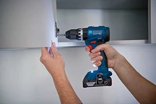 Bosch GSB 18V-45 suktuvas atliekant baldinį montavimą