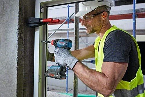 Bosch akumuliatorinis suktuvas dirbant prie durų staktos