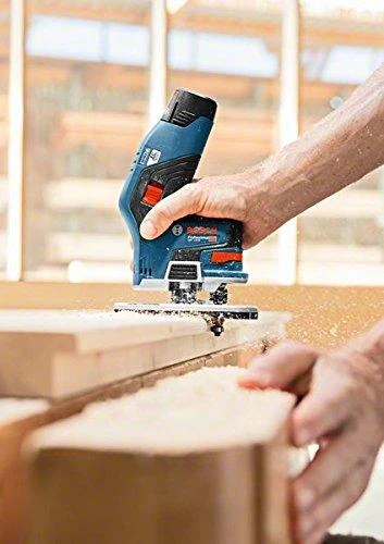 Bosch akumuliatorinė freza darbo procese
