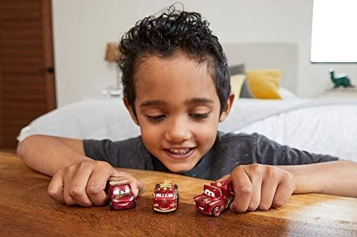 Mattel CARS 3 automodelių rinkinys Mini Lenktynininkai, 3vnt., GKG01