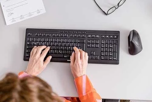 CHERRYSTREAMBLACK Klaviatūra - BELAIDIS USB ČEKIŠKAS