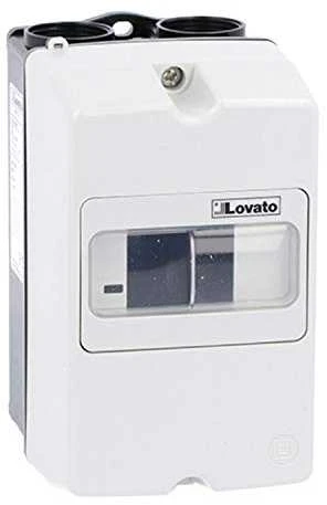 Komplekte yra Lovato Electric IP65 ant paviršiaus montuojamas korpusas, skirtas SM1P pločio 80 mm guminei membranai (SM1Z1701P)