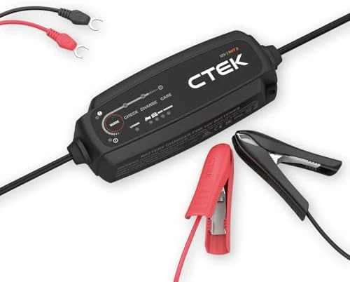 CTEK NXT 5 įkroviklis su prijungtais gnybtais