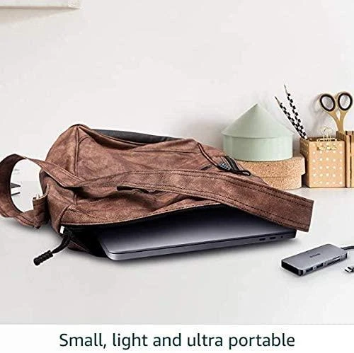 D-Link DUB-M810 adapteris šalia kuprinės su kompiuteriu