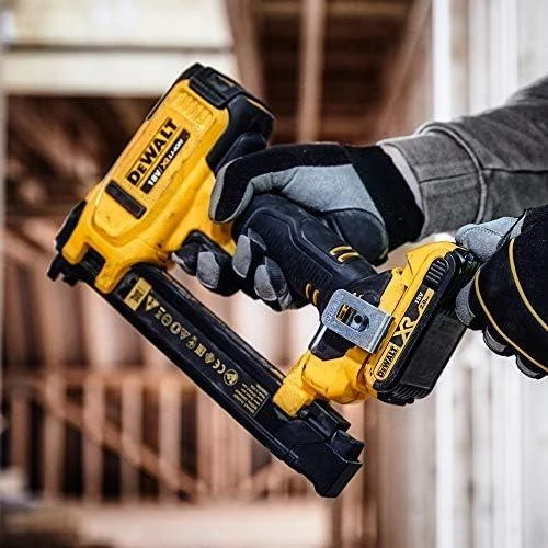 DEWALT STAPLER 18V 2x2,0Ah DCN701D2