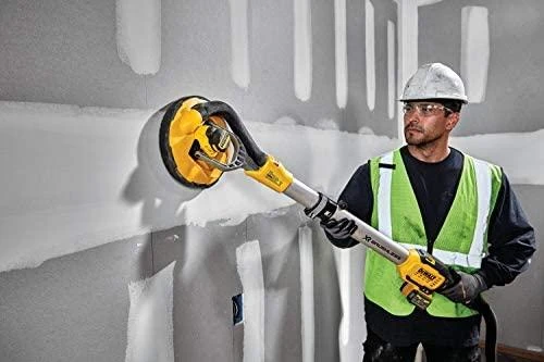 DEWALT DCE800N sienų šlifuoklis darbo procese