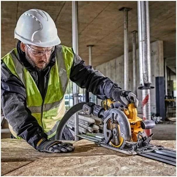 DeWalt diskinis pjūklas darbo procese