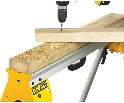 Dewalt DE7035 stovas su gręžiamu mediniu ruošiniu