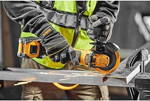 DeWalt kampinis šlifuoklis DCG409 darbo procese